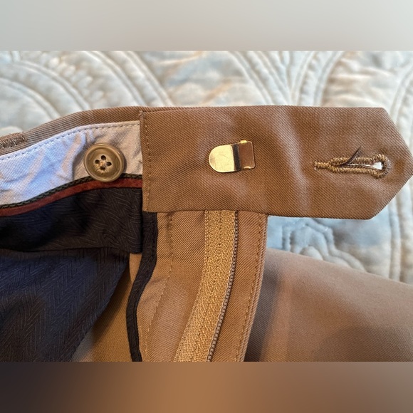 Men’s Roundtree & Yorke Easy Care Dress Pants Size 34x30 Tan Pleated, Cuffed Hem - Picture 5 of 7